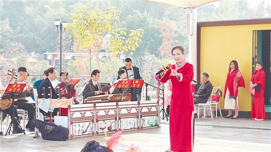 臺山市引導(dǎo)創(chuàng)作者深入基層，從本土生活中汲取靈感，創(chuàng)作“接地氣”、觸動心靈的作品，推動文藝實(shí)踐蓬勃發(fā)展。