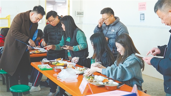 陪餐家長要對菜品的價格、色澤、口感、營養(yǎng)搭配等進行逐一評價。黃穎欣