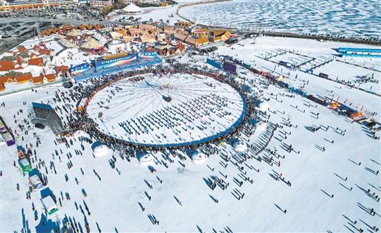 人們參加冰雪漁獵文化旅游節(jié)開幕式（無人機(jī)照片）。