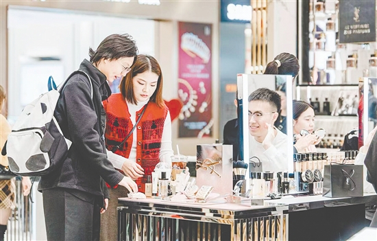 江門(mén)大融城打造的美妝一條街，吸引了YSL等國(guó)際大牌首店進(jìn)駐。