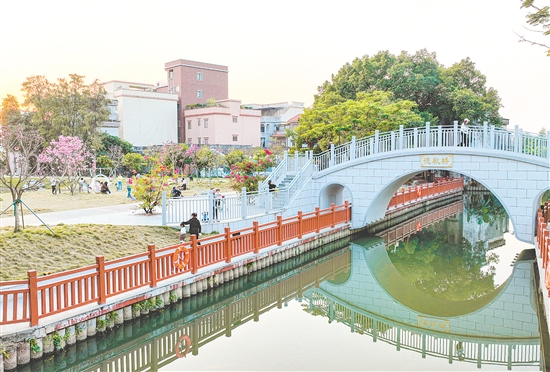 橫跨河道的德秋橋是高村村的標(biāo)志性景觀，為村民出行帶來便利。劉淑君