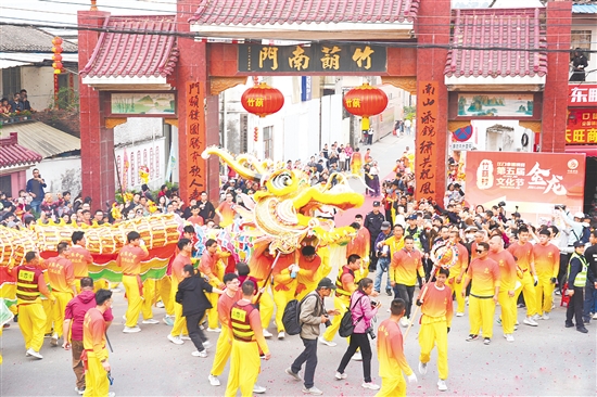 金龍時(shí)而上下翻滾、時(shí)而凌空飛騰、時(shí)而跳躍前進(jìn)，游弋自如，栩栩如生，吸引了眾多市民、游客駐足觀(guān)賞。