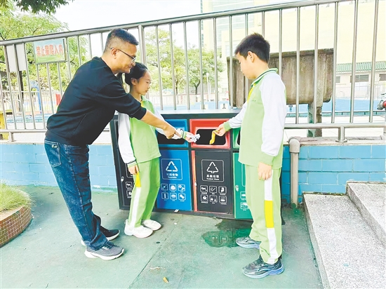 在沙坪三小，每天做好垃圾分類已成為師生們的“必修課”。