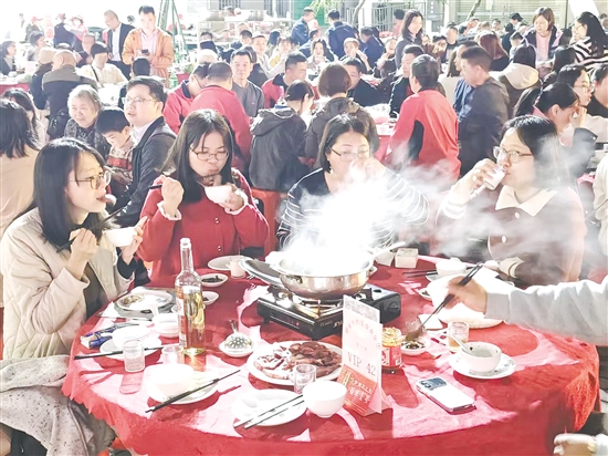 市民在龍口鎮(zhèn)霄南村享受美味牛肉，品味鮮卑美食文化。