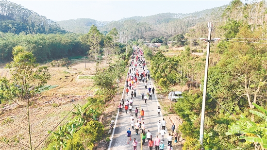 環(huán)湖樂(lè)跑吸引眾多跑友前來(lái)參加。