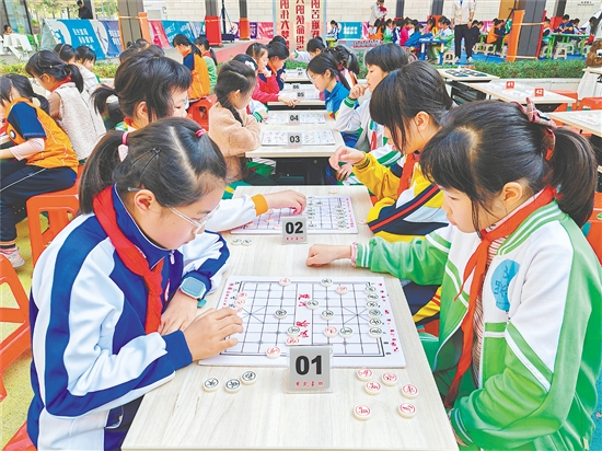 棋手們沉著應(yīng)戰(zhàn)、巧布棋局。