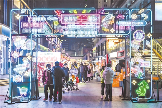 1月7日在上海市靜安區(qū)吳江路拍攝的夜間市集現(xiàn)場。