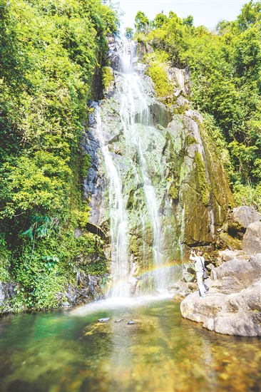 廣東響水龍?zhí)妒〖?jí)森林公園溪流眾多，形成多處瀑布，吸引不少游客前來旅游觀光。