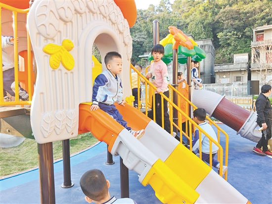 孩子們在新建成的戶外活動場地中玩耍。