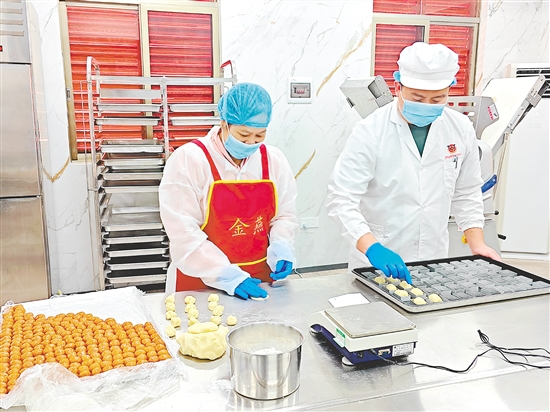 何金燕回到家鄉(xiāng)開糕點(diǎn)鋪，美味出品廣受歡迎。