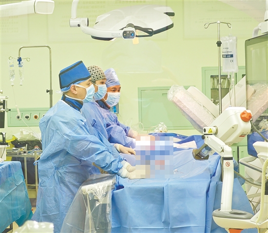 介入團(tuán)隊(duì)為危重患者開(kāi)展手術(shù)治療。