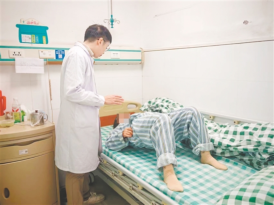 醫(yī)生指導(dǎo)患者如何在冬季科學(xué)運動。