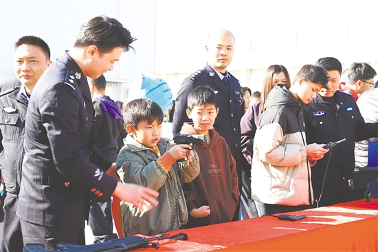 警營開放日活動吸引家屬群眾參加。