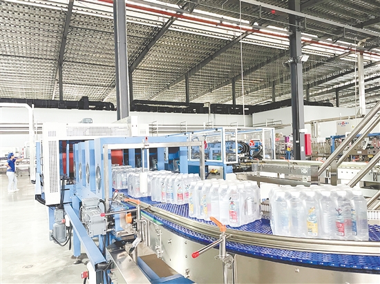恩州山泉水斥資打造4條自動化生產線，實現(xiàn)日產10萬箱飲用水的產能規(guī)模，今年產能預計超3000萬箱，產值將突破3億元。