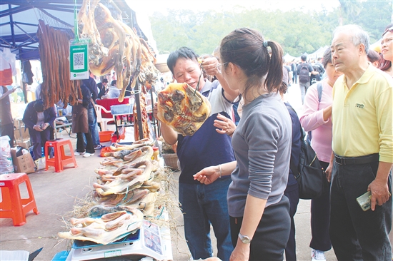 那吉鎮(zhèn)臘鴨菜心集市僅三天就迎客4萬(wàn)余人次，帶動(dòng)消費(fèi)超200萬(wàn)元。