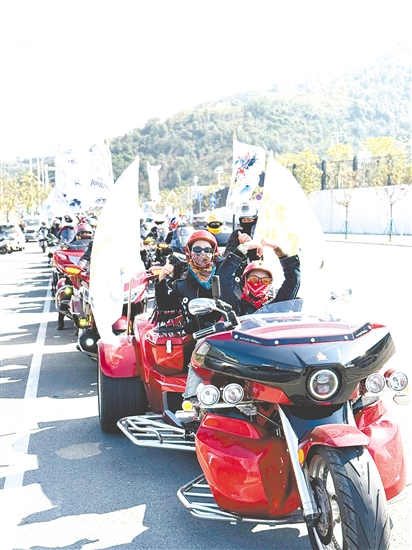 女騎隊(duì)伍沿恩平“馮如故里溫泉騎行環(huán)線(xiàn)”穿行，在山水間領(lǐng)略恩平獨(dú)特的溫泉文化、航空文化與僑鄉(xiāng)風(fēng)情。