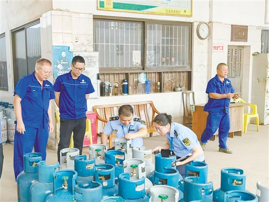 青年干部在實踐中增強業(yè)務(wù)能力。