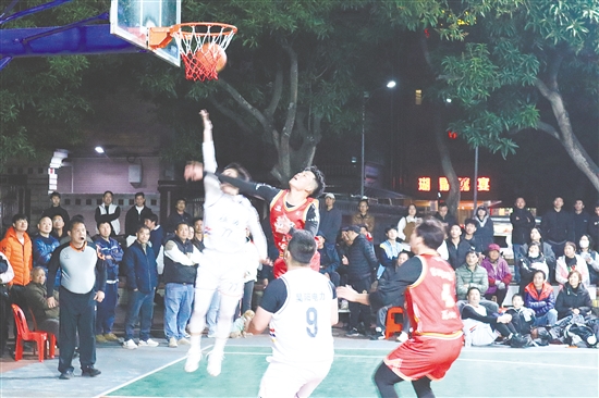 比賽場(chǎng)上，運(yùn)動(dòng)員奮力拼搏。