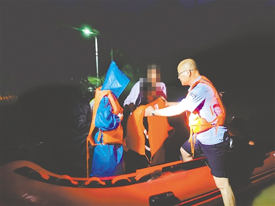 2025年9月25日，因河水暴漲，幾名群眾在良西鎮(zhèn)被困。當(dāng)?shù)孛窬?10的精準(zhǔn)指揮下，順利救出被困群眾。