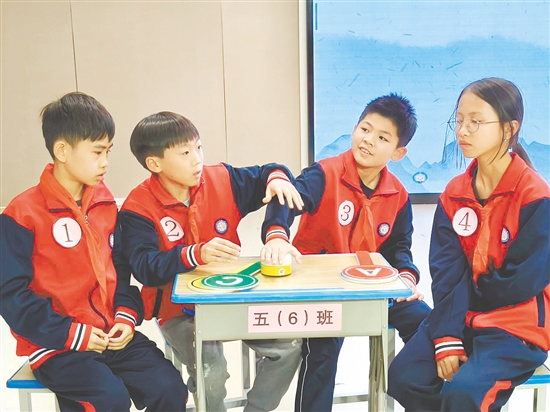 選手們在比賽中冷靜作答。