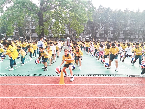 新會區(qū)古井小學開展大課間籃球操。