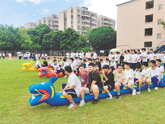 鶴山市鶴華中學開展了多種體育社團活動。