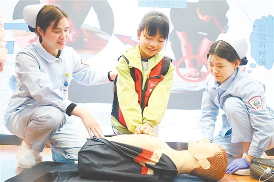 小記者學(xué)習(xí)心肺復(fù)蘇急救法。