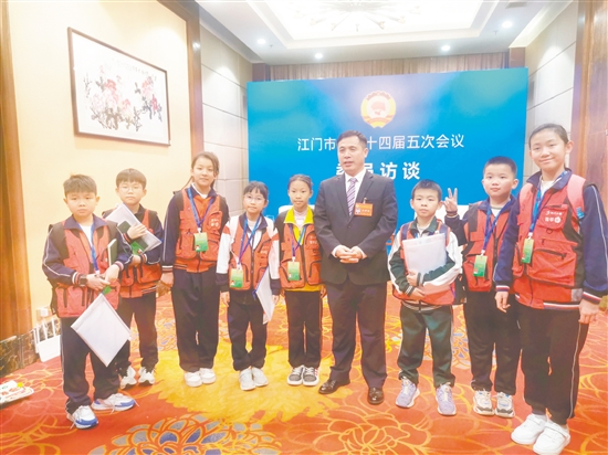 小記者參與2025年江門“兩會(huì)”采訪（政協(xié)組）。