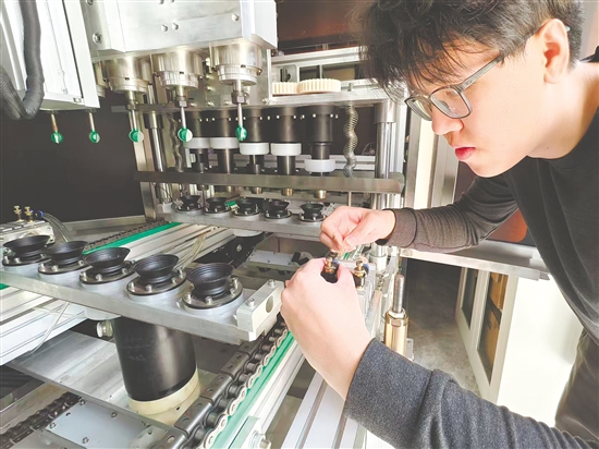 潘志軒在調(diào)試設(shè)備。
