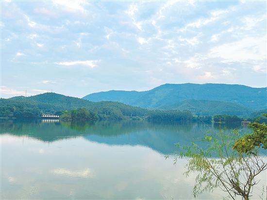 蓬江蘭石公園湖光山色，景色優(yōu)美。