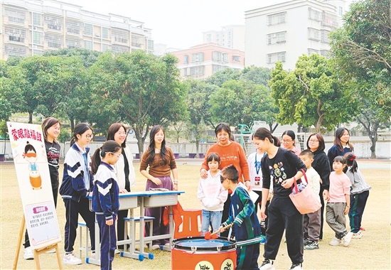 家長與孩子攜手闖關(guān)，親情在升溫，規(guī)則意識(shí)、協(xié)作精神在活動(dòng)中養(yǎng)成。