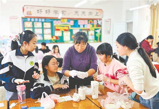 學(xué)生在老師的指導(dǎo)下，學(xué)包餃子。