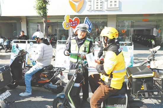 交警提醒騎手群體，應(yīng)帶頭遵守交規(guī)、文明騎行。