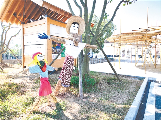 在塘口舊墟停車場的稻草人。