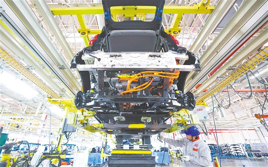 1月8日，在奇瑞新能源汽車股份有限公司石家莊分公司總裝車間，員工在裝配新能源汽車。新華社發(fā)