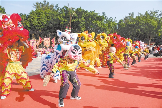 每逢節(jié)慶日，江海區(qū)街頭巷尾都會(huì)看到大頭佛表演。詼諧幽默、憨態(tài)可掬的大頭佛形象惹人喜愛。