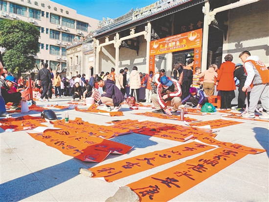 市民將春聯(lián)鋪在空地上晾曬。