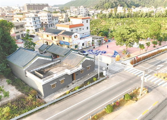 五四村村內道路實現(xiàn)硬底化，村民出行更加便利。