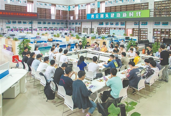 學(xué)校舉辦創(chuàng)業(yè)團(tuán)隊(duì)交流分享會(huì)。