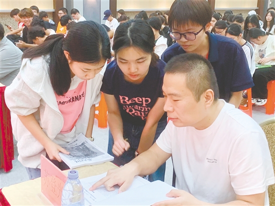 創(chuàng)業(yè)導(dǎo)師指導(dǎo)團(tuán)隊(duì)打磨作品。