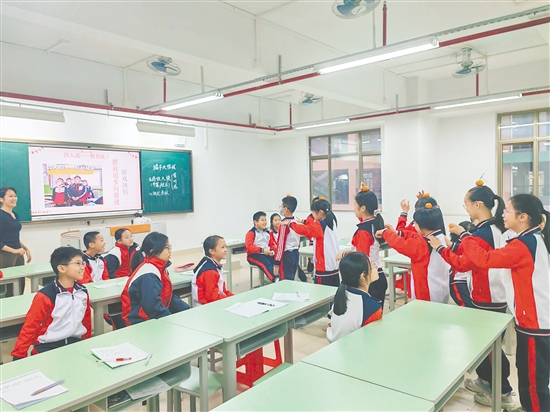 同學們積極參與“橘子大戰(zhàn)”游戲，并將其作為素材寫到作文里。