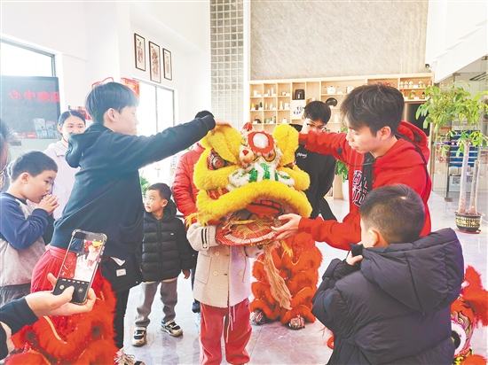 醒獅體驗課上，孩子們和家長配合默契。