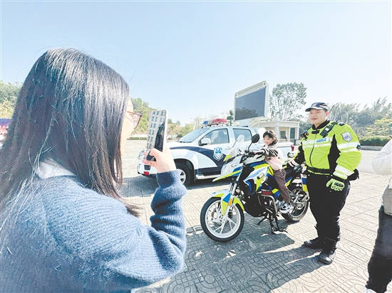 活動現(xiàn)場，民警與市民進(jìn)行互動。