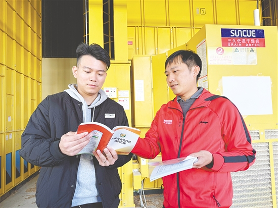 臺山市創(chuàng)新搭建“縣級農(nóng)事服務中心+鎮(zhèn)級服務站+村級托管員”三級聯(lián)動架構，形成上下貫通、高效協(xié)同的服務格局。