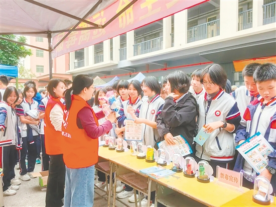 禁毒志愿者通過(guò)生動(dòng)解說(shuō)與仿真毒品模型展示，系統(tǒng)揭示毒品危害，幫助學(xué)生們直觀辨識(shí)新型毒品的偽裝形態(tài)。