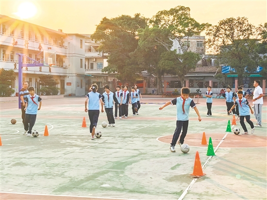 在臺(tái)山市大江鎮(zhèn)公益小學(xué)，籃球場(chǎng)是該校學(xué)生追逐足球夢(mèng)想的起點(diǎn)。