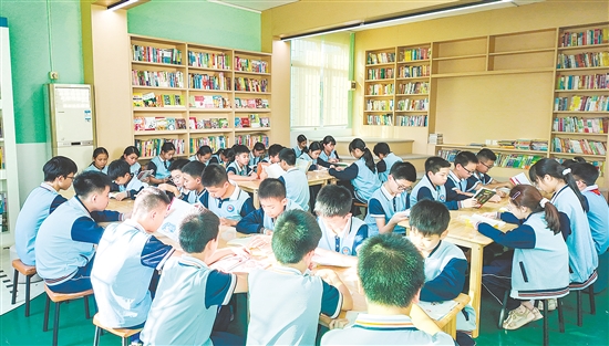 大江鎮(zhèn)中心小學(xué)圖書閱覽室功能齊全、環(huán)境舒適。