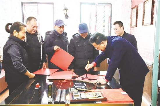 書法家即席揮毫為村民書寫“福字”。