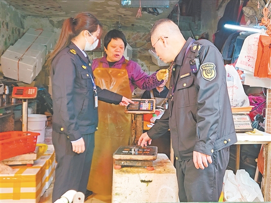 執(zhí)法人員正在檢查商戶的電子計(jì)價(jià)秤。