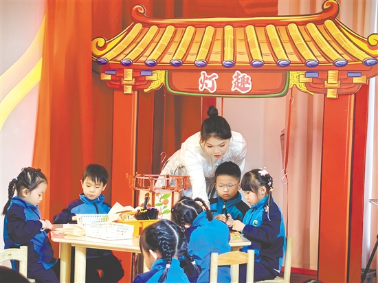 在課例展示《趣創(chuàng)宮燈》中，老師引導(dǎo)孩子們制作東藝宮燈。